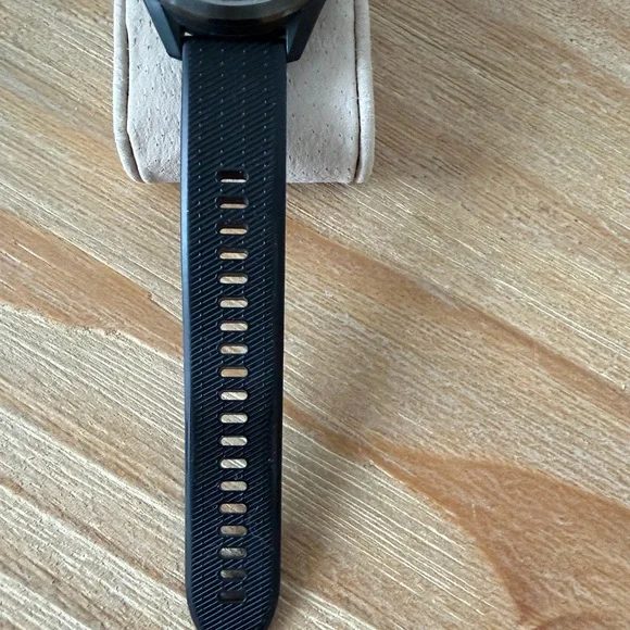 GARMIN Approach S42 GPS Golf Watch. Pre-Owned. Dust Plug. Great Condition. - Picture 8 of 12